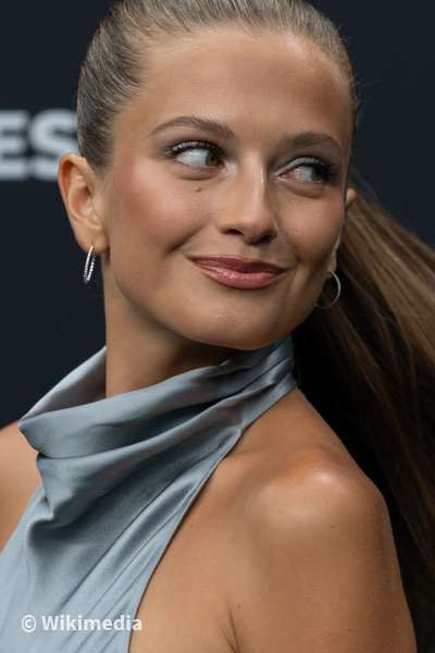 Zoë Pastelle Holthuizen